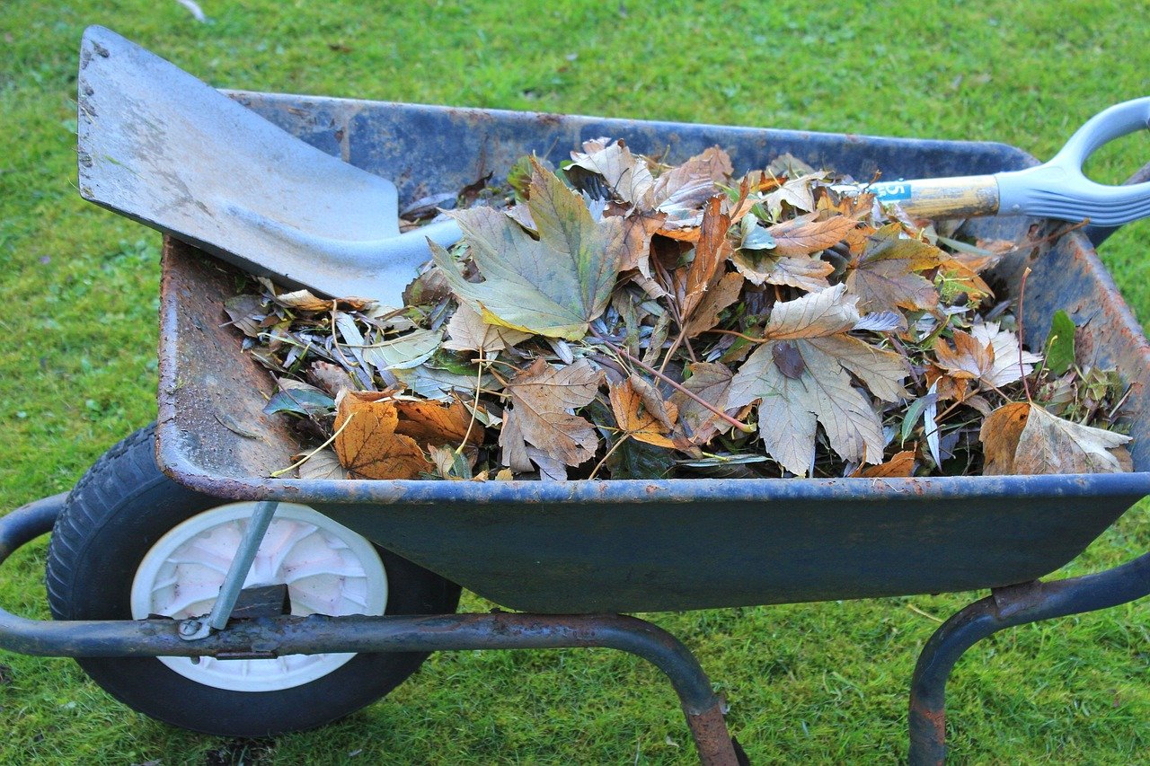 Compost Bokashi avec déchets organiques  
Seau Bokashi rempli de restes alimentaires